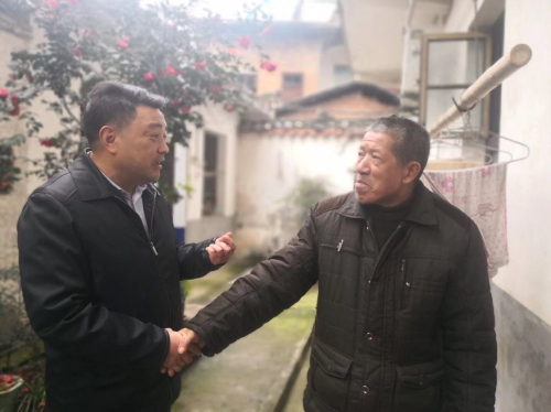 宋驕陽(yáng)同志給貧困戶拜年Cache_-35313cb63e768201..jpg